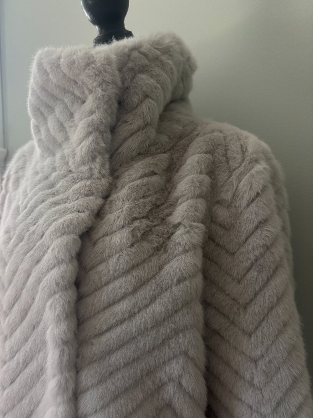 Bernardo Zig Zag Faux Fur Coat — Light Grey, size L NWT - Picture 2 of 6